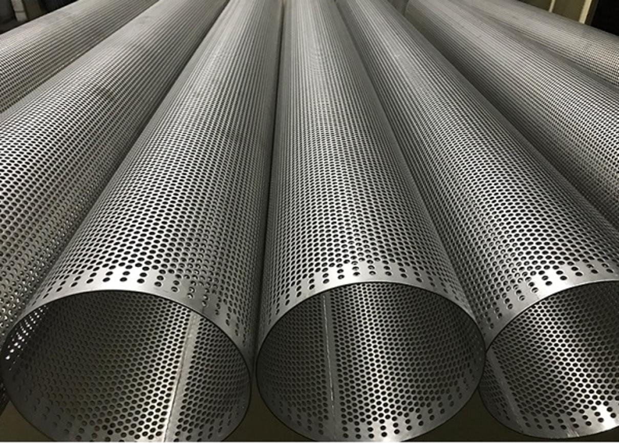 Một chuyên viên đang chuẩn bị báo giá lưới inox chi tiết cho khách hàng dự án.