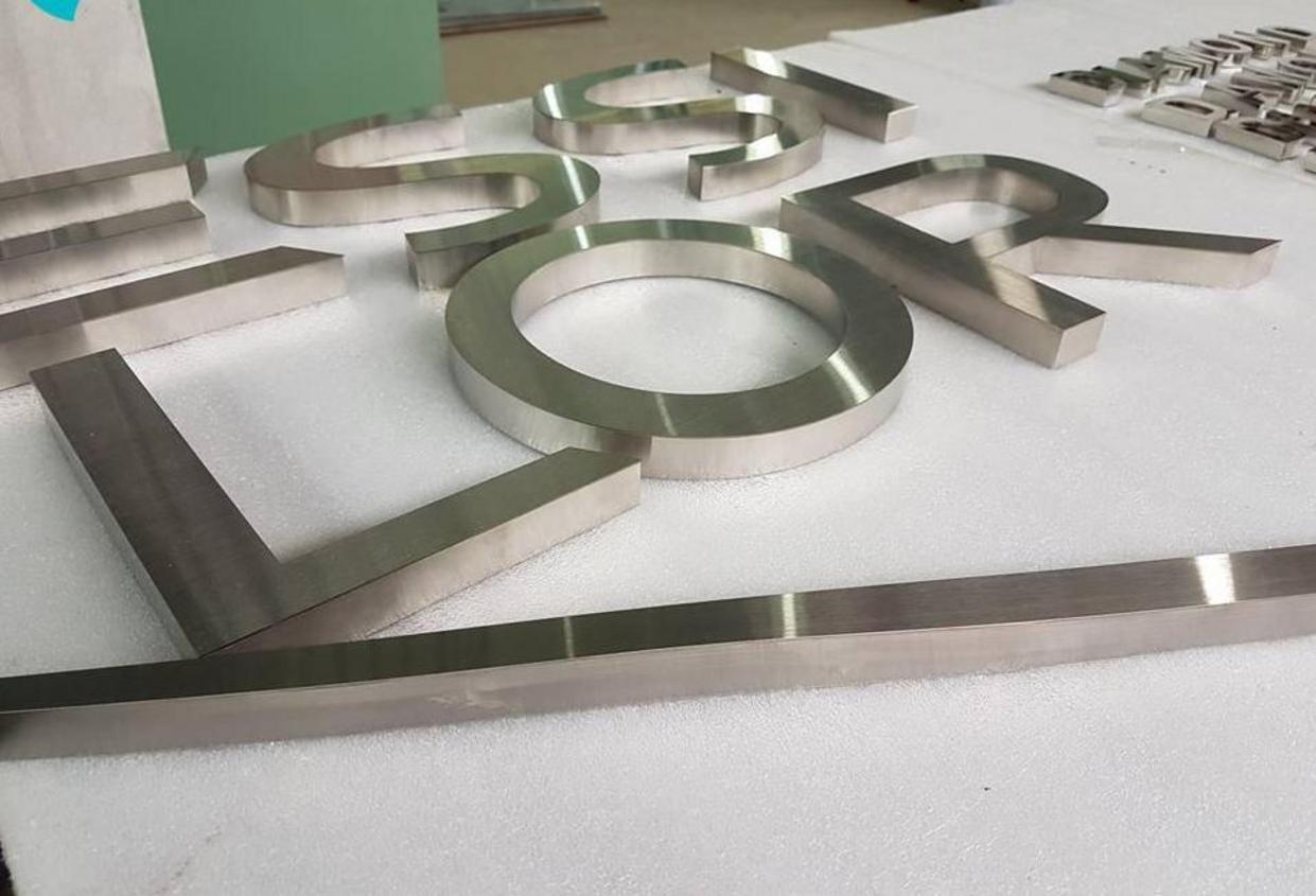 Các mẫu inox xước phổ biến tại Inox Hải Minh: Trắng, Đen, Vàng, Vàng Hồng, Đồng và biến thể xước chéo.