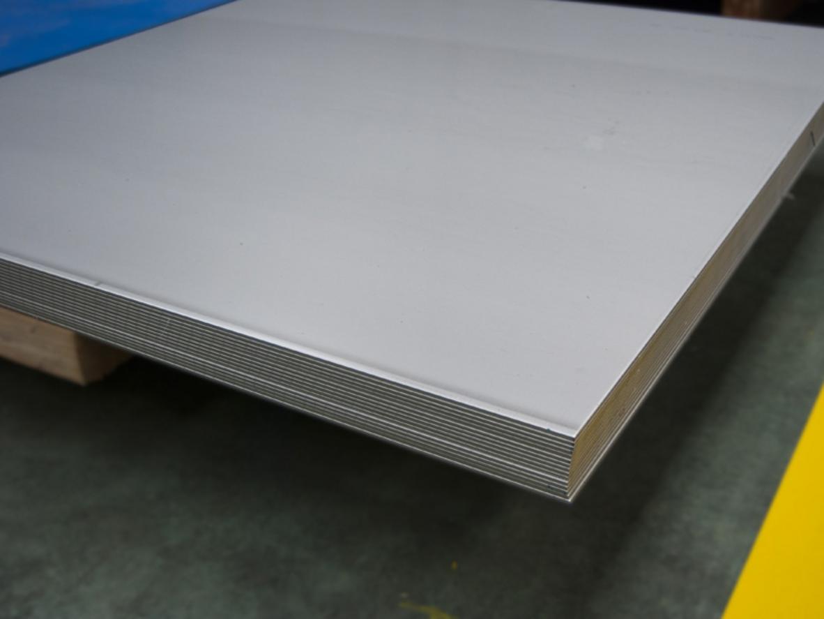 Tấm Inox Tròn 5 Bảng so sánh trực quan đặc tính và ứng dụng của inox 201, 304, 316 và 430.