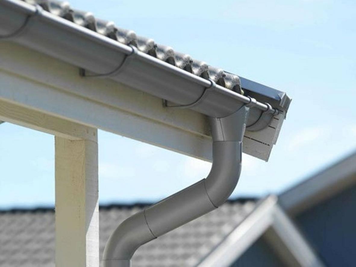 Máng Xối Inox 304 7 Bảng so sánh chi tiết các tiêu chí: Chi phí ban đầu, Tuổi thọ, Chống ăn mòn, Bảo trì, Thẩm mỹ của Inox, PVC, Tôn, Nhôm, Đồng.