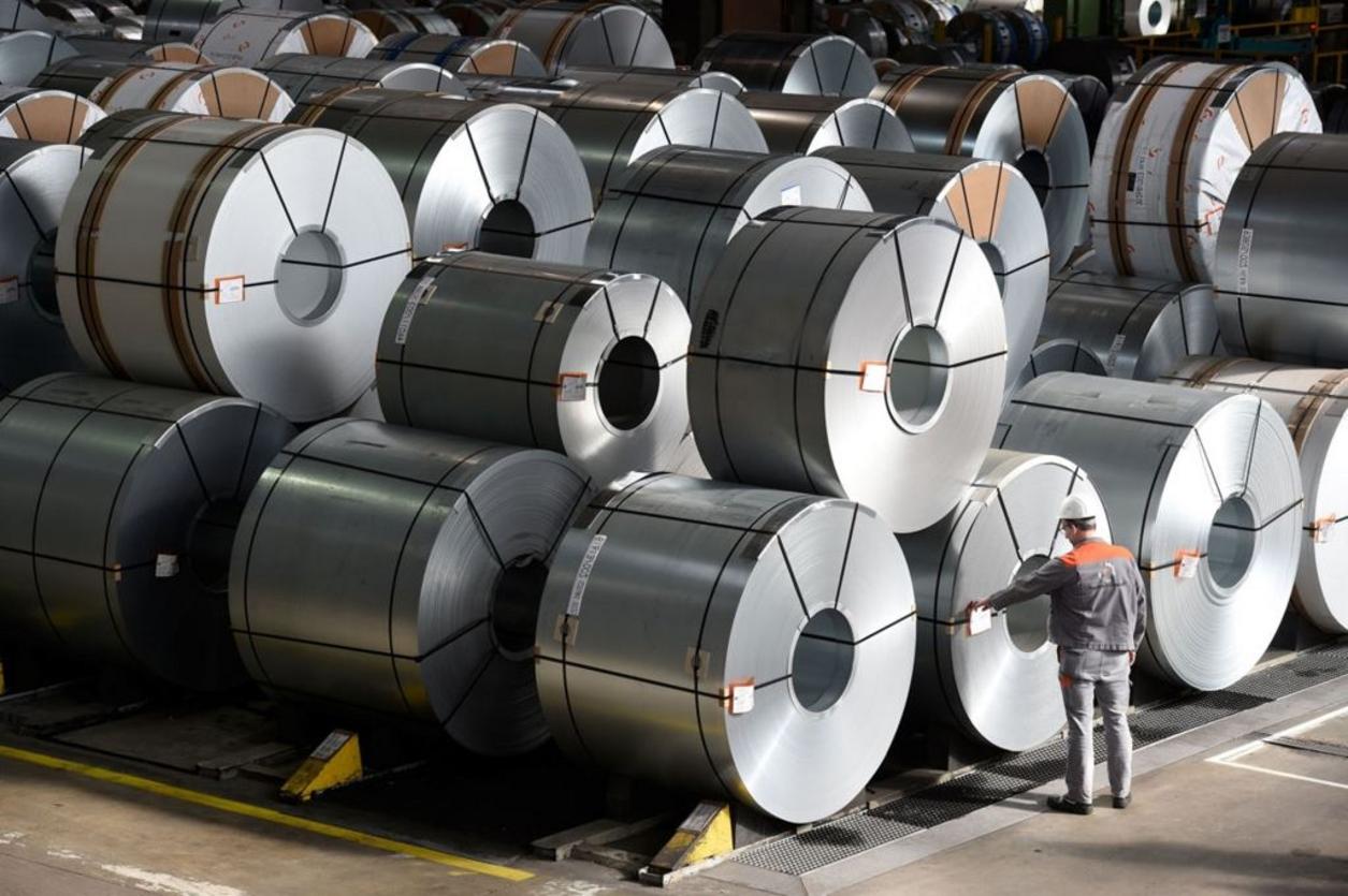 Cận cảnh so sánh các loại bề mặt inox phổ biến: 2B (mờ), BA (bóng), và HL (xước trang trí).