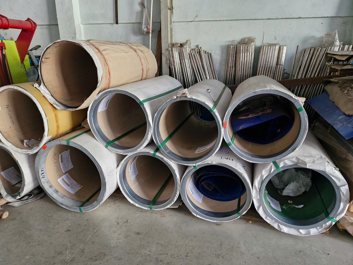 Minh họa các ứng dụng đặc trưng của từng mác thép cuộn inox: 304 trong đồ gia dụng, 316 trong thiết bị hàng hải, 201 trong trang trí.