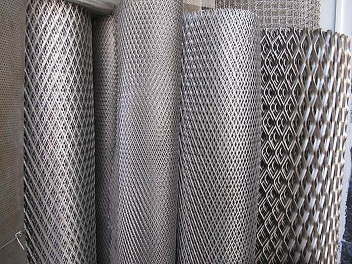 Kỹ sư đang sử dụng thước kẹp để kiểm tra đường kính sợi lưới, một bước quan trọng trong checklist chọn lưới.