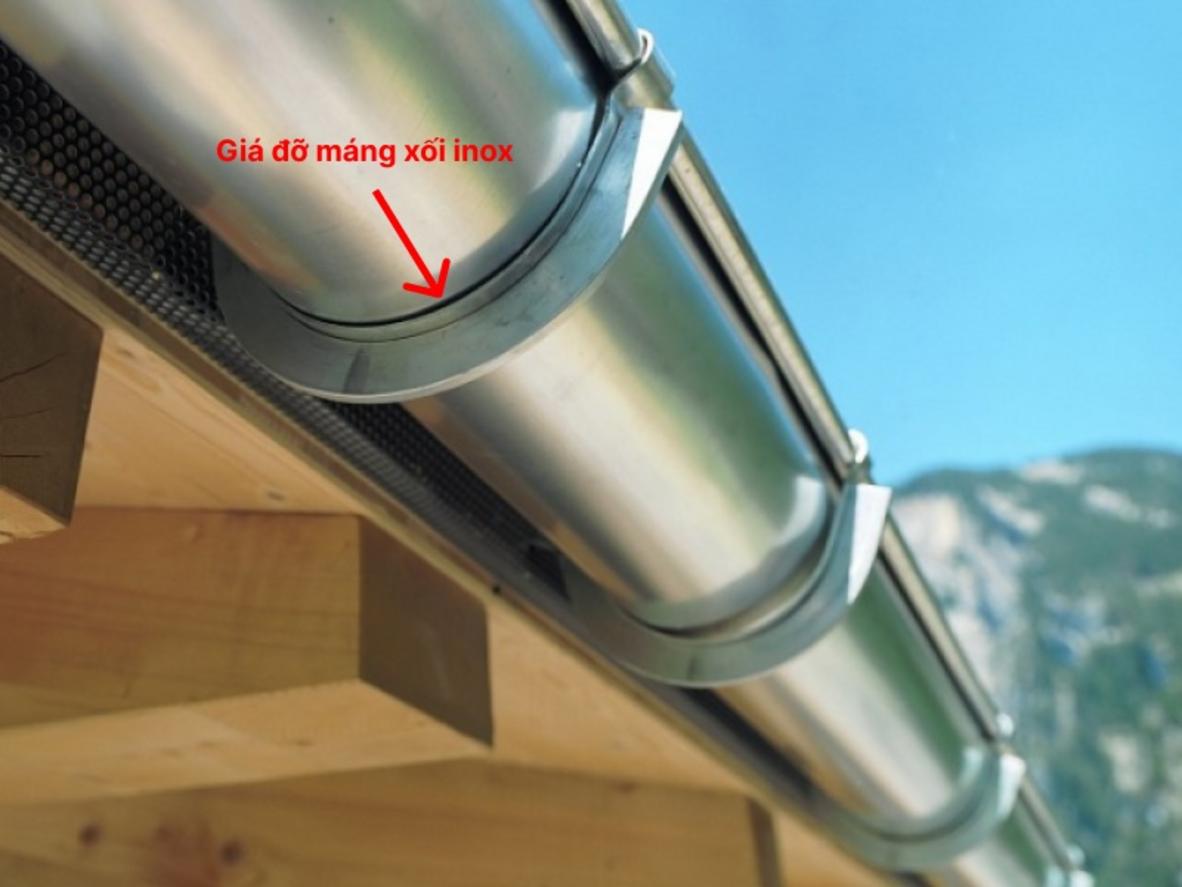 Máng Xối Inox 304 9 Một checklist trực quan với các ô tick cho các tiêu chí: Tính lưu lượng mưa, Kiểm tra kiến trúc mái, Chọn mác thép, Chọn độ dày, Dự toán ngân sách.