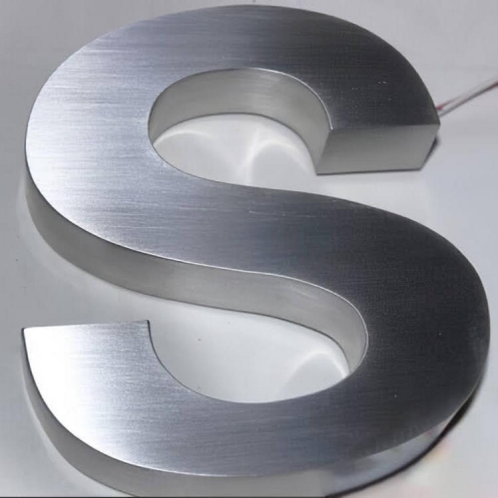 Kỹ thuật viên Inox Hải Minh đang kiểm tra độ dày tấm inox xước 304 dày 1.0mm bằng thước kẹp kỹ thuật số.