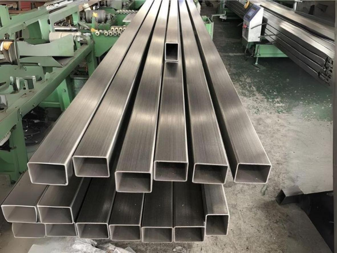 Ứng dụng của hộp inox trong bếp công nghiệp và trong kết cấu xây dựng.