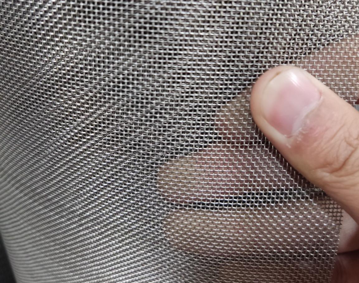 Kỹ thuật viên sử dụng máy phân tích huỳnh quang tia X (XRF) để kiểm tra thành phần mác inox 304 tại xưởng.