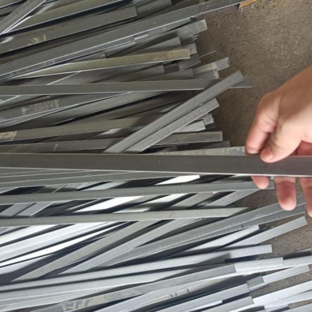 Kỹ sư đang sử dụng thước kẹp để kiểm tra đường kính và dung sai của thanh inox tròn đặc, đảm bảo đúng tiêu chuẩn kỹ thuật.