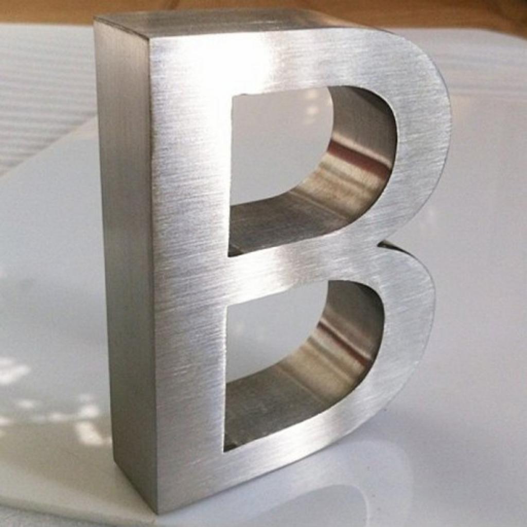 Kiến trúc sư đang xem xét các mẫu inox xước với màu sắc và mác thép khác nhau cho dự án.