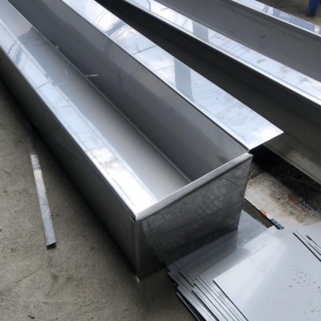 Máng Xối Inox 304 11 Kỹ thuật viên đang thực hiện lắp đặt giá đỡ máng xối theo đúng tiêu chuẩn kỹ thuật.