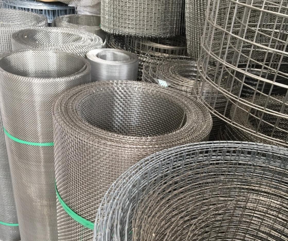 Đội ngũ kỹ thuật đang thi công lắp đặt hệ thống hàng rào lưới inox hàn.