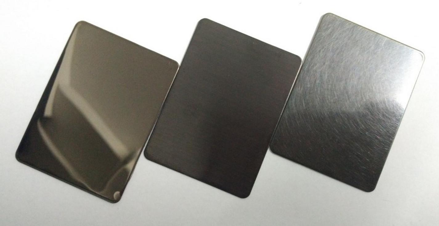 Ống Inox Mạ Vàng 5 Một sảnh khách sạn sang trọng sử dụng vách ngăn và nẹp chỉ inox màu vàng đồng, thể hiện tính thẩm mỹ và đẳng cấp.