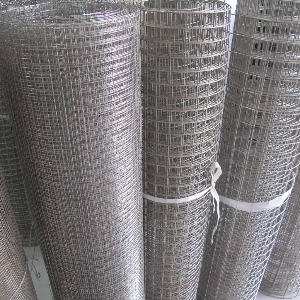 Một công trình kiến trúc hiện đại sử dụng lưới inox làm mặt dựng (facade) vừa thẩm mỹ vừa giúp cản nắng.