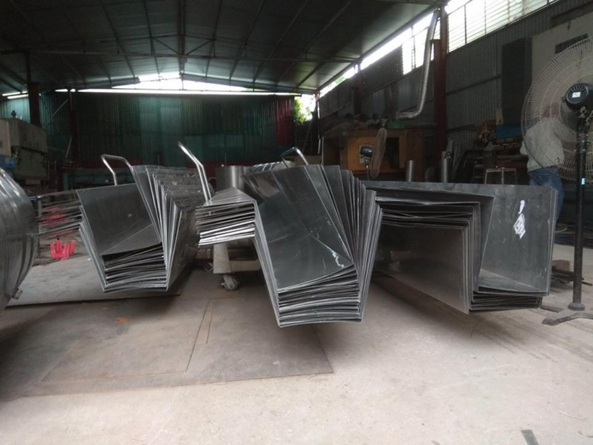 Máng Xối Inox 304 13 Máng xối inox bán nguyệt được lắp đặt trên một mái biệt thự có thiết kế hiện đại.