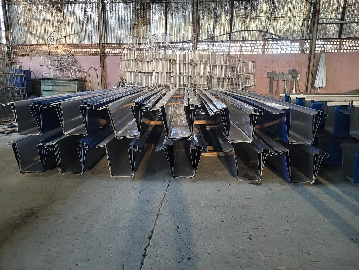 Máng Xối Inox 304 3 Ba mẫu phôi inox 201, 304, và 316L đặt cạnh nhau để so sánh trực quan, kèm chú thích ứng dụng.