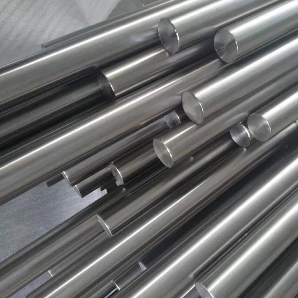 Máy cắt laser fiber đang hoạt động tại xưởng gia công inox của Hải Minh.