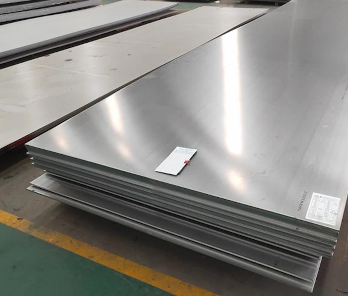 Tấm Inox Tròn 10 Máy cắt laser CNC đang hoạt động trên một tấm inox dày.