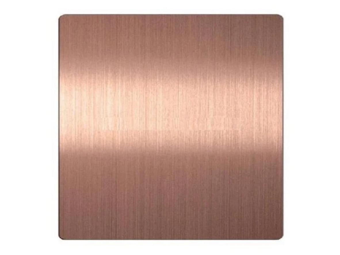 Ống Inox Mạ Vàng 4 Sơ đồ mô phỏng quy trình mạ chân không PVD, cho thấy các ion kim loại được bắn phá lên bề mặt inox trong môi trường chân không.