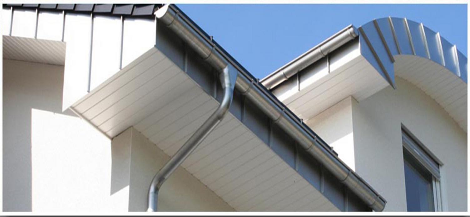 Máng Xối Inox 304 2 Hình ảnh so sánh trực quan một bên là máng xối inox sáng bóng, một bên là máng tôn đã hoen gỉ sau vài năm sử dụng.