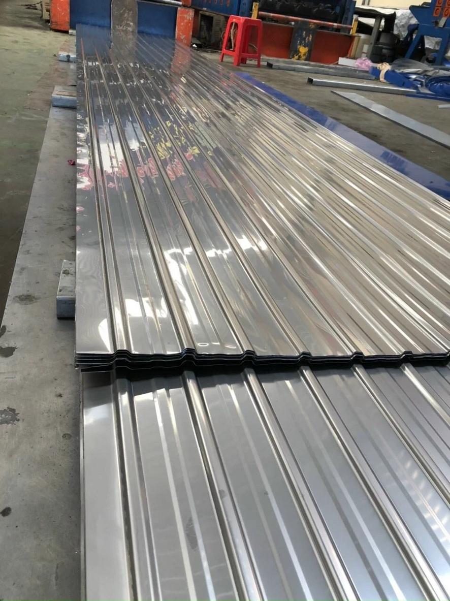 Biểu đồ so sánh chi phí, khả năng chống ăn mòn và ứng dụng của tôn inox 201, 304 và 316.