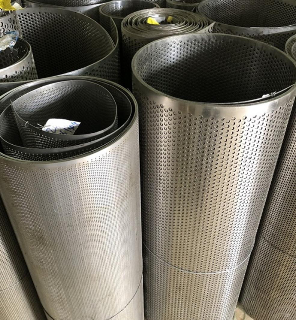 Thí nghiệm ngâm 3 mẫu lưới inox 201, 304, 316 trong môi trường nước muối để thấy rõ sự khác biệt.