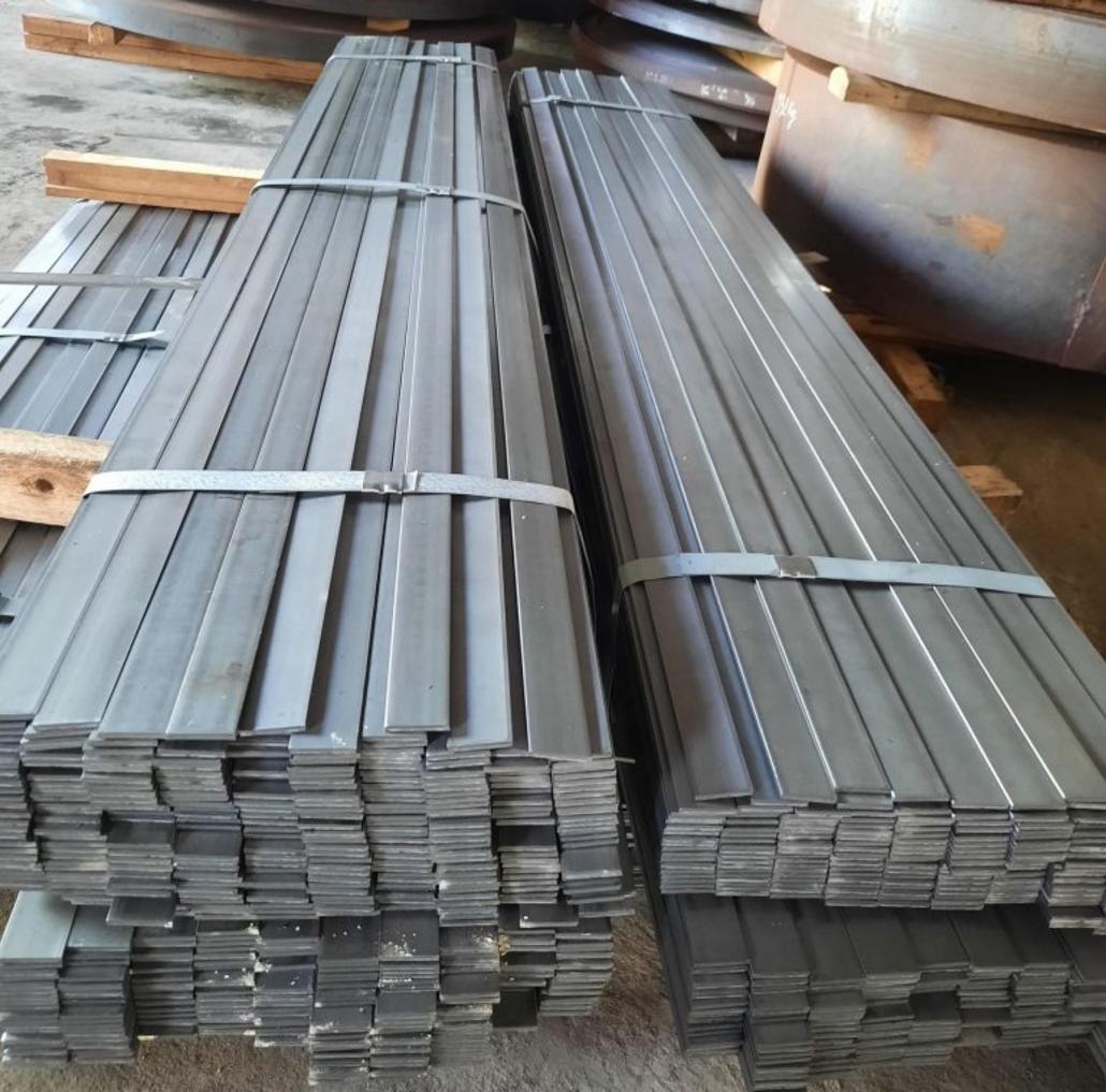 Hình ảnh so sánh bề mặt của thanh inox, thanh thép carbon đã bị gỉ và thanh nhôm sau một thời gian sử dụng ngoài trời.