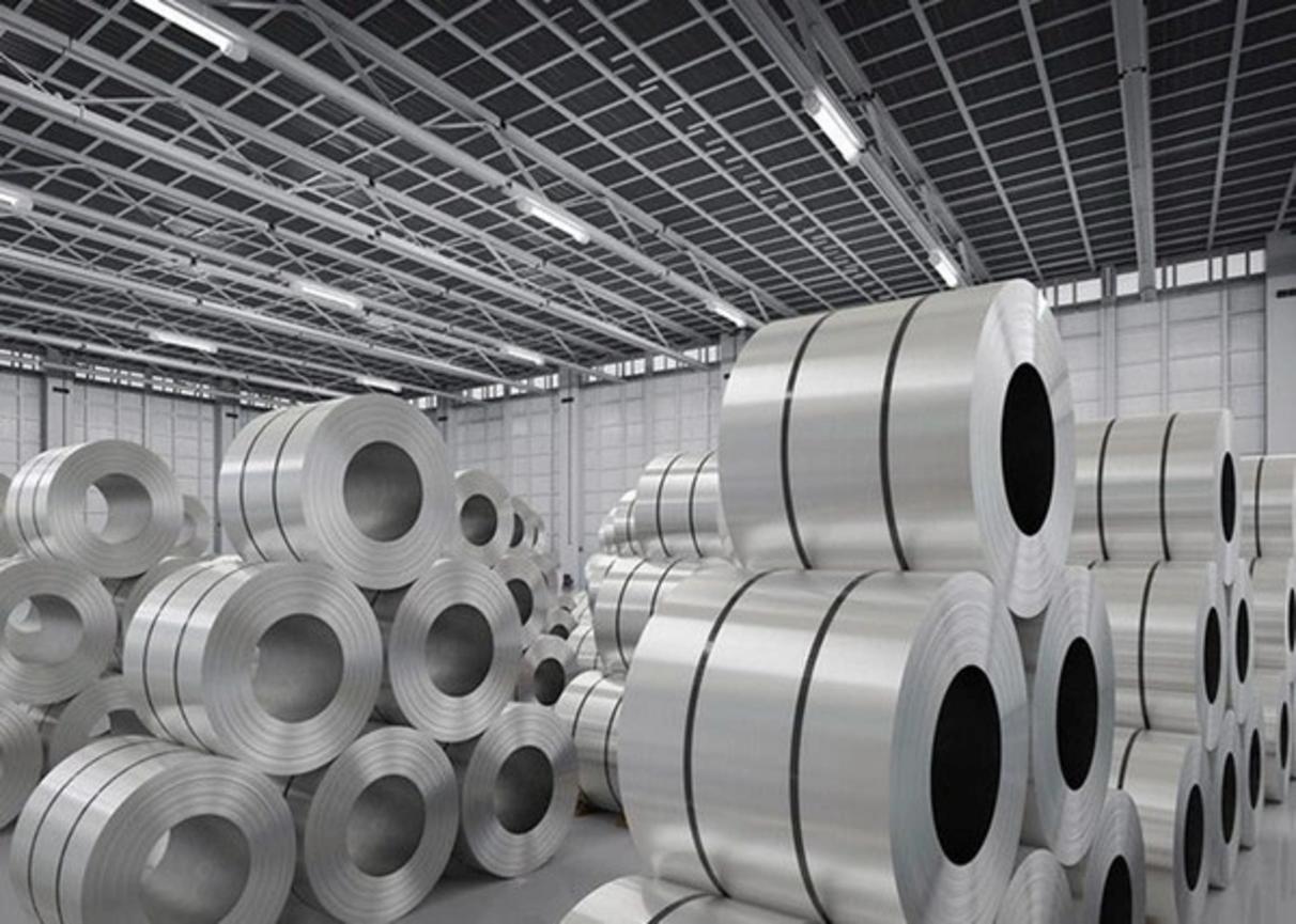 Bảng so sánh trực quan các tiêu chí về độ bền, chống ăn mòn, thẩm mỹ và chi phí dài hạn giữa Inox, Tôn mạ kẽm và Nhôm.