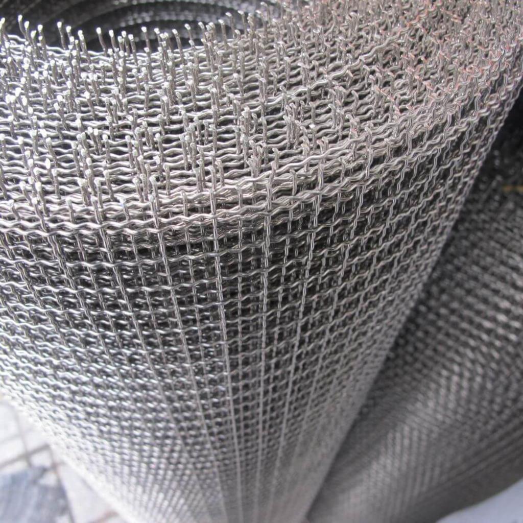 Bảng so sánh trực quan độ bền của lưới inox và lưới thép thường sau một thời gian sử dụng ngoài trời.