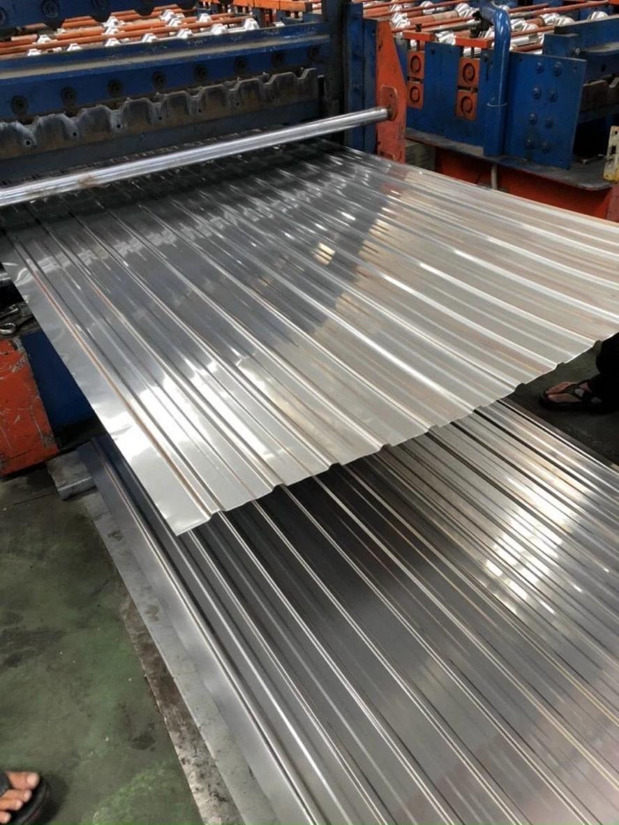 Sự khác biệt rõ rệt về tình trạng gỉ sét giữa tôn inox và tôn mạ kẽm sau 5 năm sử dụng.