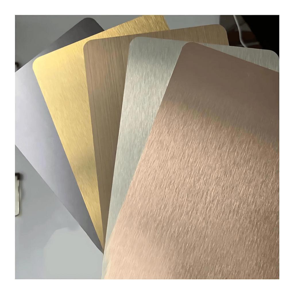 Một nửa thang máy ốp inox xước vàng và một nửa ốp inox gương vàng để so sánh trực quan.