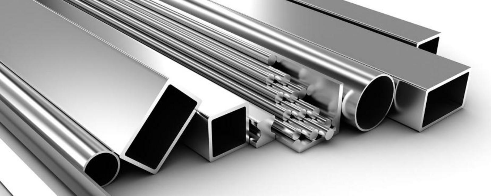 Kỹ sư đang dùng thước kẹp để kiểm tra độ dày của cạnh hộp inox.