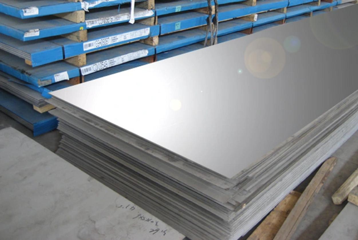 Ống Inox Mạ Vàng 7 Một kỹ sư đang dùng thước kẹp để đo độ dày của tấm inox màu, phía sau là các tấm inox khổ lớn.