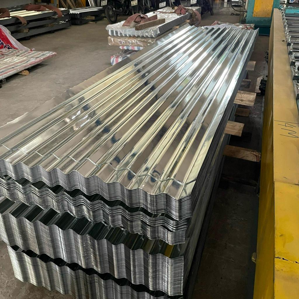 Các mẫu bề mặt tôn inox phổ biến từ 2B mờ đến 8K bóng gương.