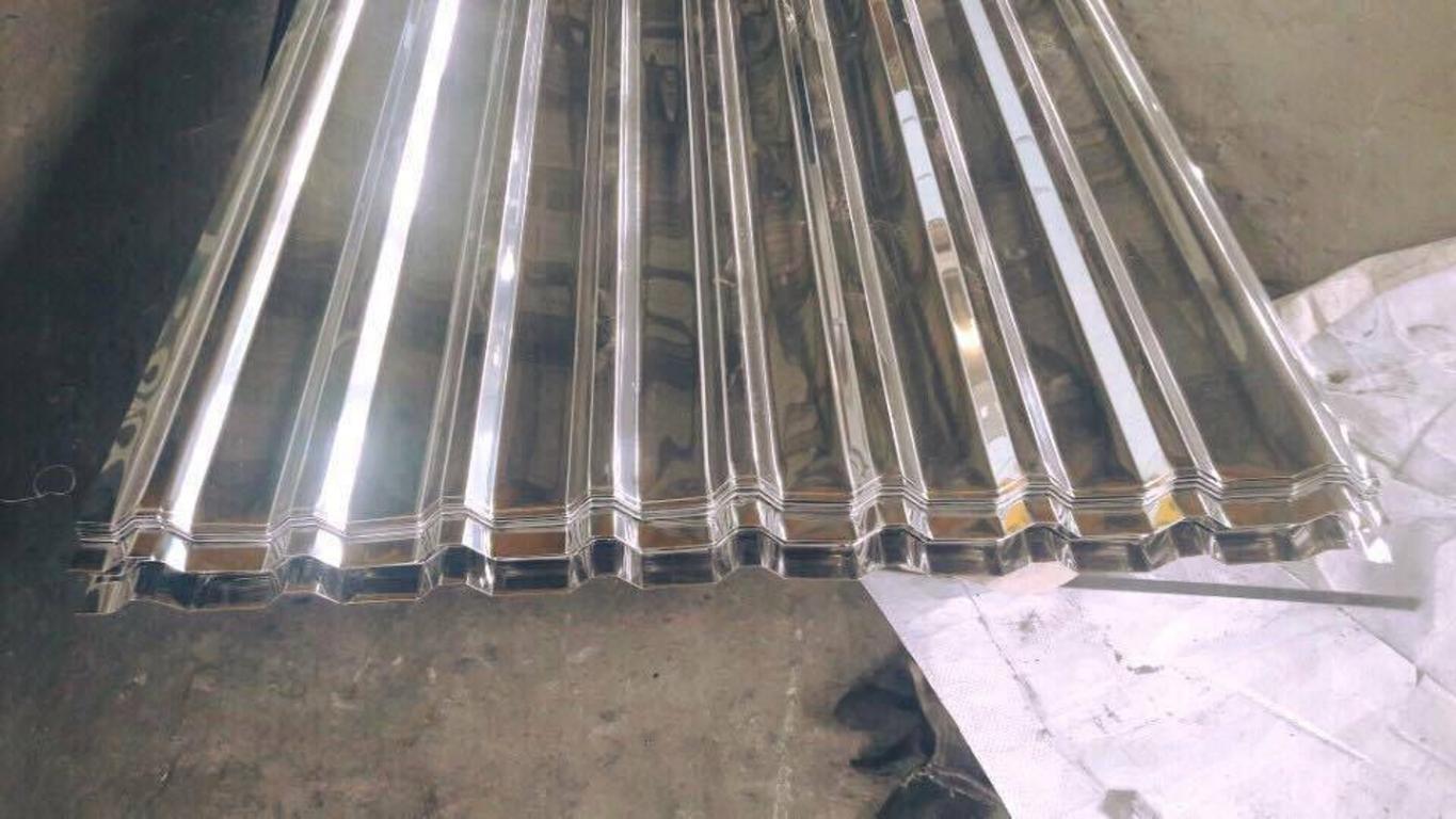 Cận cảnh bề mặt tấm tôn inox phản ánh cấu trúc hợp kim bền vững.