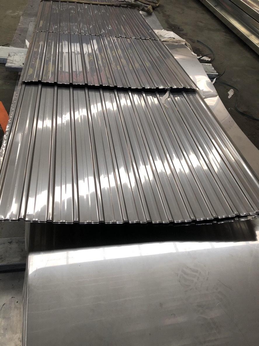 Kỹ sư đang tư vấn cho khách hàng lựa chọn mác thép và độ dày tôn inox phù hợp tại nhà máy.