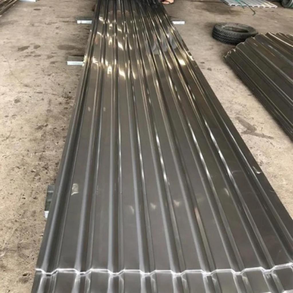 Hình ảnh các ứng dụng thực tế của tôn inox trong nhà máy thực phẩm và lợp mái nhà xưởng ven biển.