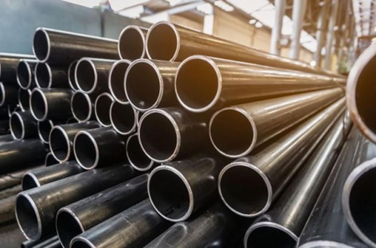 Collage hình ảnh các ứng dụng của ống inox trong nhà máy thực phẩm, giàn khoan dầu khí, và tòa nhà kiến trúc.