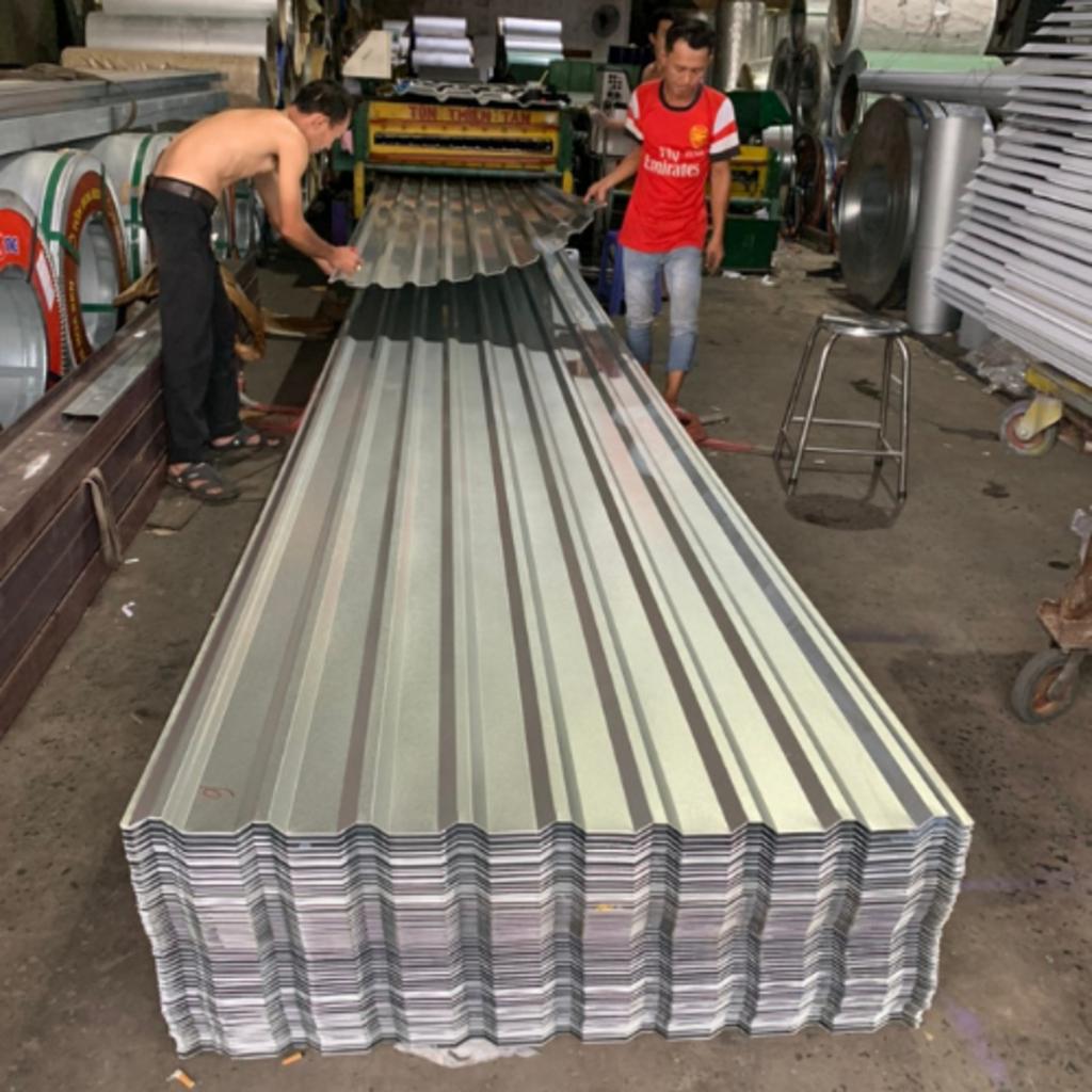 Hình ảnh so sánh độ bền của tôn inox với tôn thường sau một thời gian sử dụng ngoài trời.