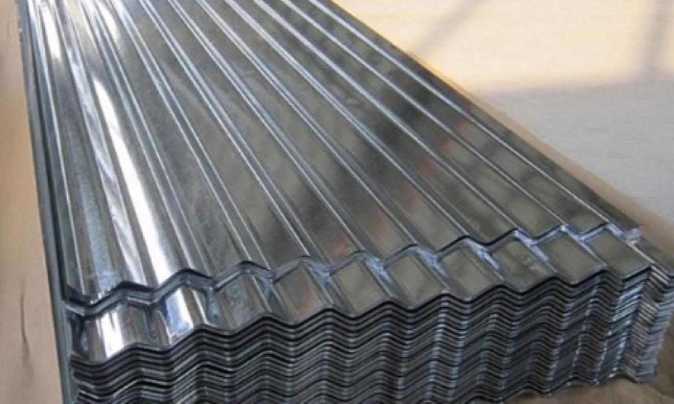 Nhân viên đang vệ sinh bề mặt tường ốp tôn inox bằng dung dịch chuyên dụng.