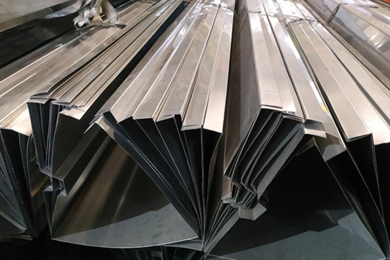 Máng Xối Inox 304 12 Hình ảnh nhân viên bảo trì đang vệ sinh lòng máng xối inox khỏi lá cây và rác thải.