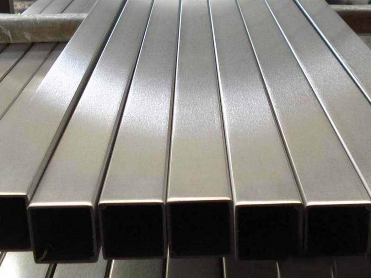 So sánh mối hàn của hộp inox hàn TIG và bề mặt liền mạch của hộp inox đúc.