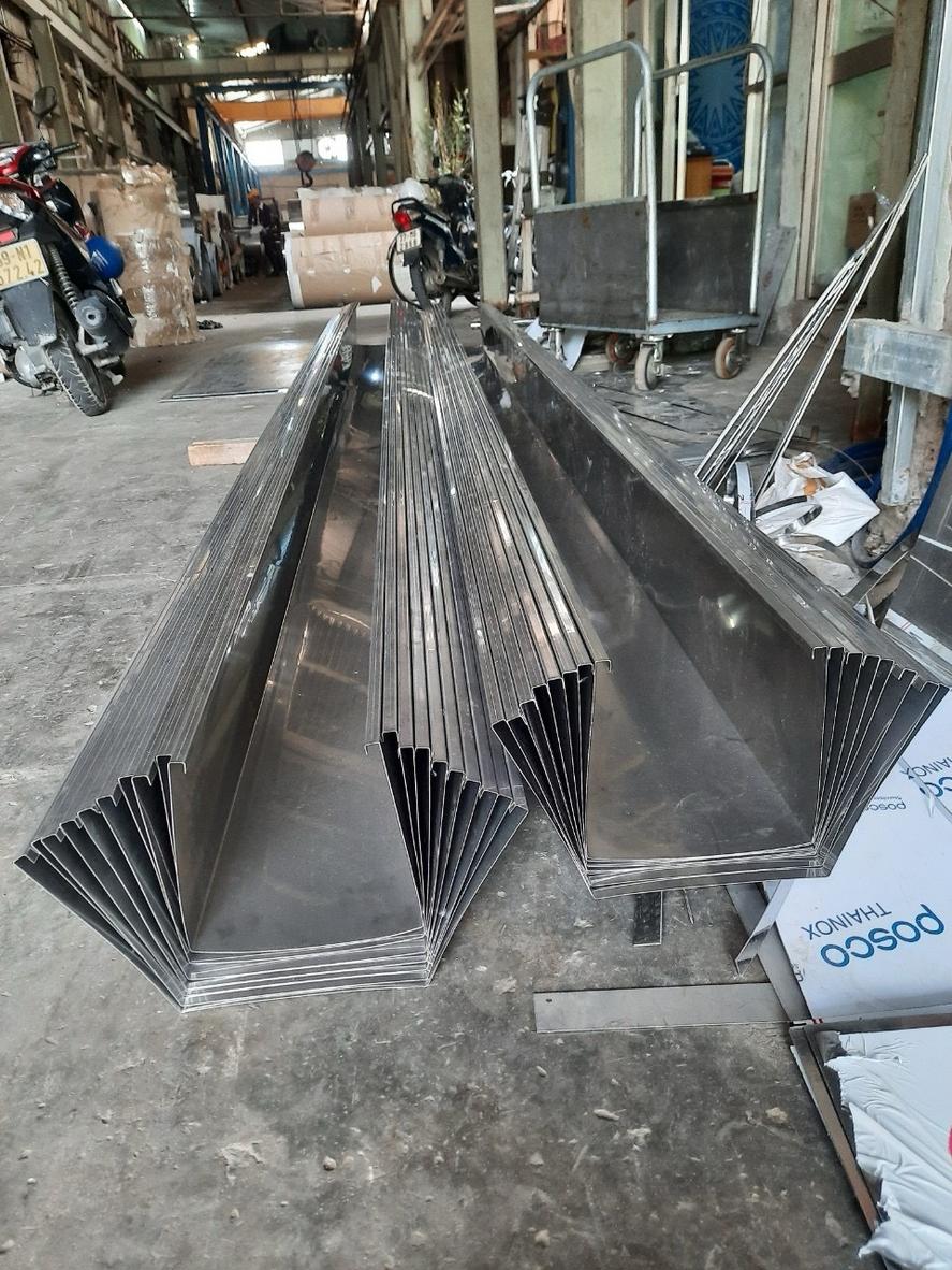 Máng Xối Inox 304 15 Xưởng gia công máng xối inox của Inox Hải Minh với hệ thống máy móc CNC hiện đại.