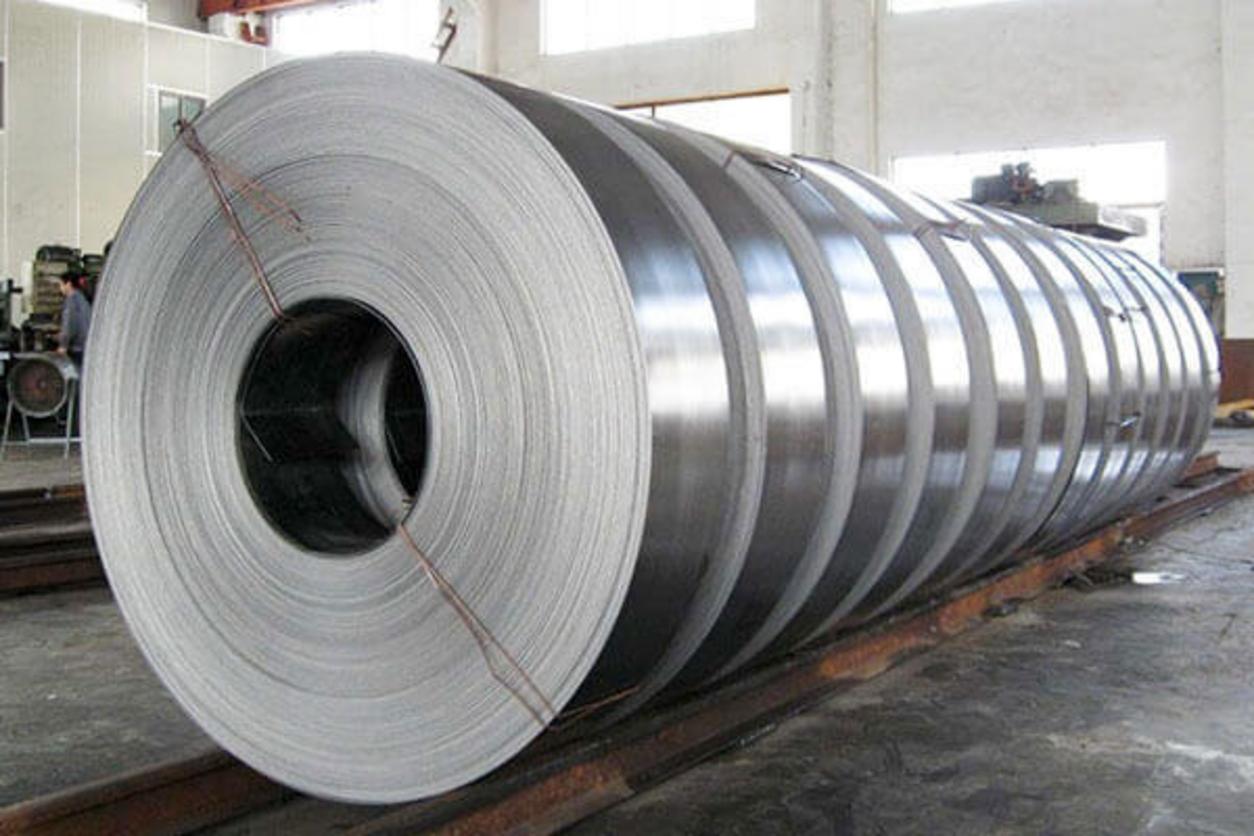 Dây chuyền máy xả băng hiện đại đang hoạt động tại xưởng gia công của Inox Hải Minh.