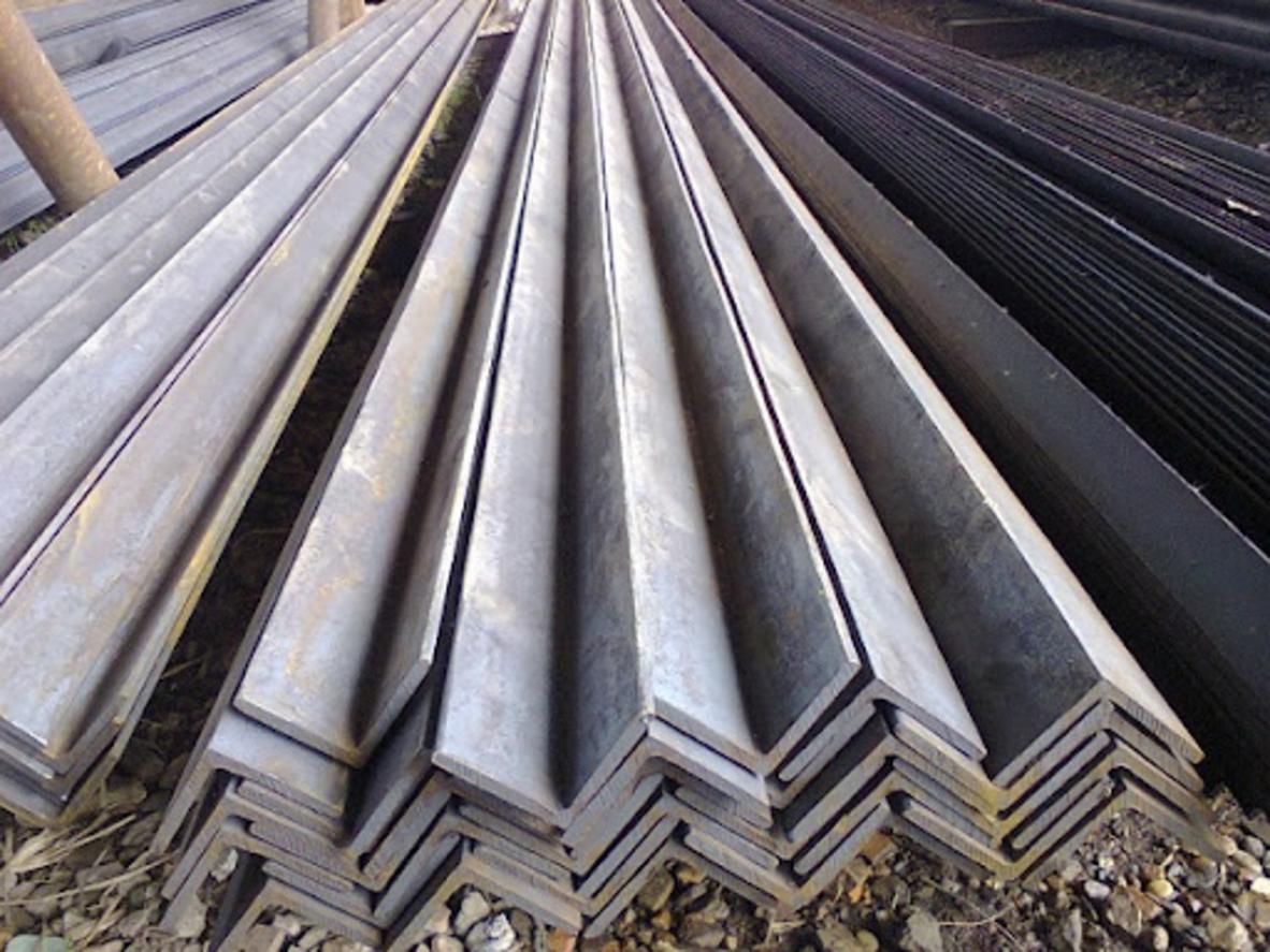 Thép V90X90 10 Công nhân đang sơn lại một kết cấu thép để chống ăn mòn và tăng tuổi thọ.