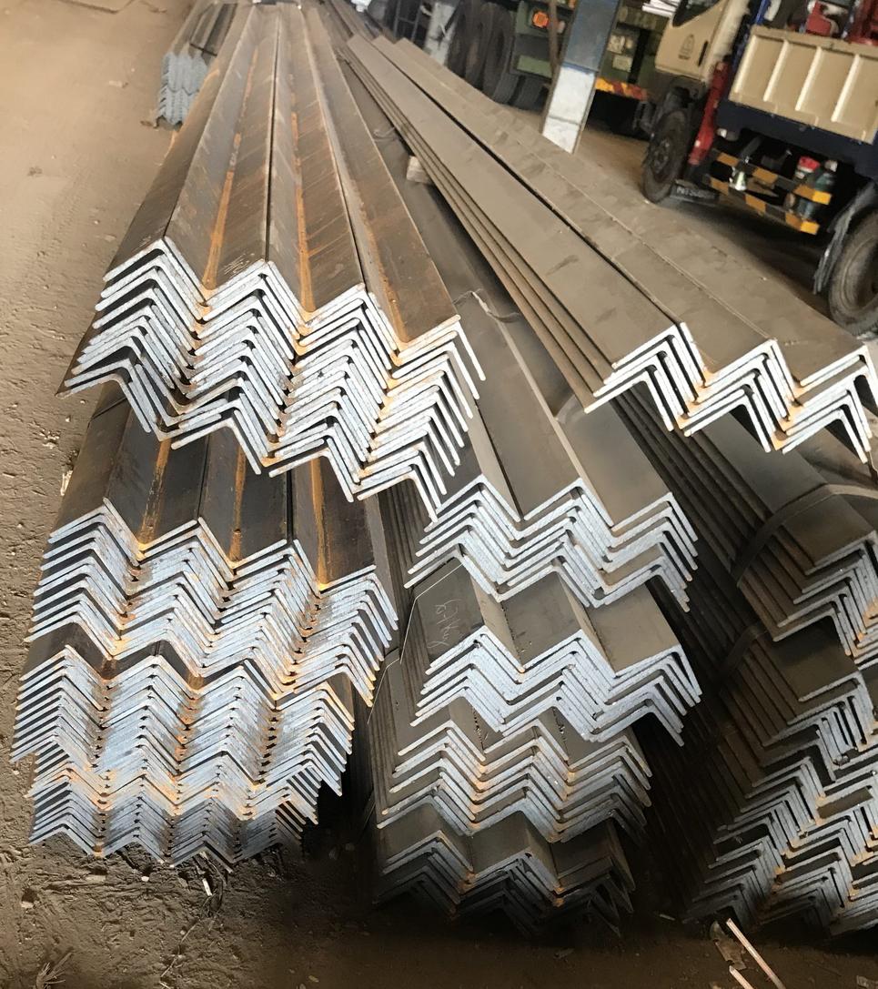 Thép V90X90 8 Kỹ sư đang kiểm tra bản vẽ kỹ thuật và thông số thép V cho dự án.