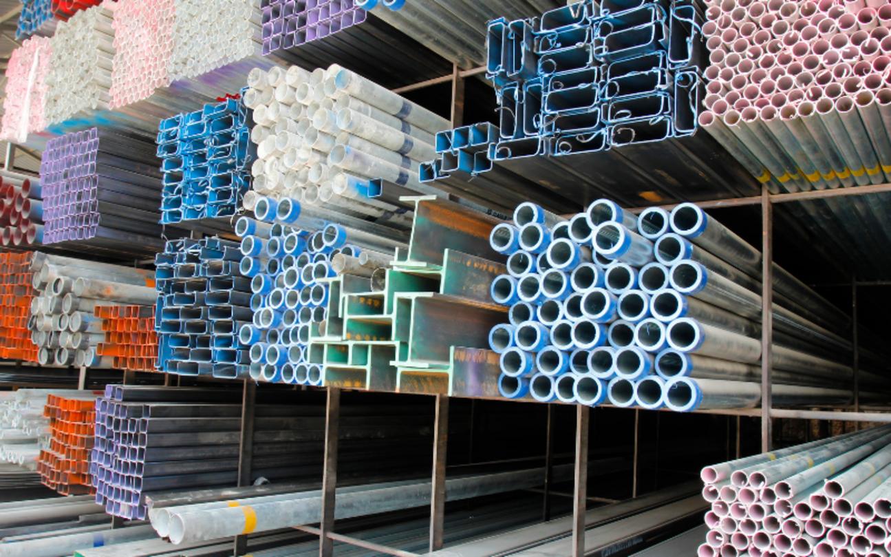 Thép là vật liệu không thể thiếu trong các ngành công nghiệp nặng như xây dựng, cơ khí chế tạo.