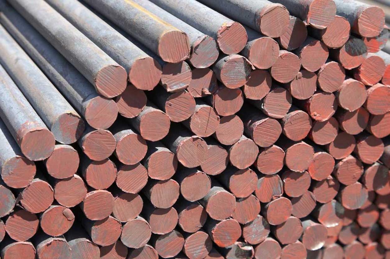 Thép Tròn Đặc Phi 6 7 Kỹ sư sử dụng máy đo quang phổ để kiểm tra thành phần mác thép đầu vào.