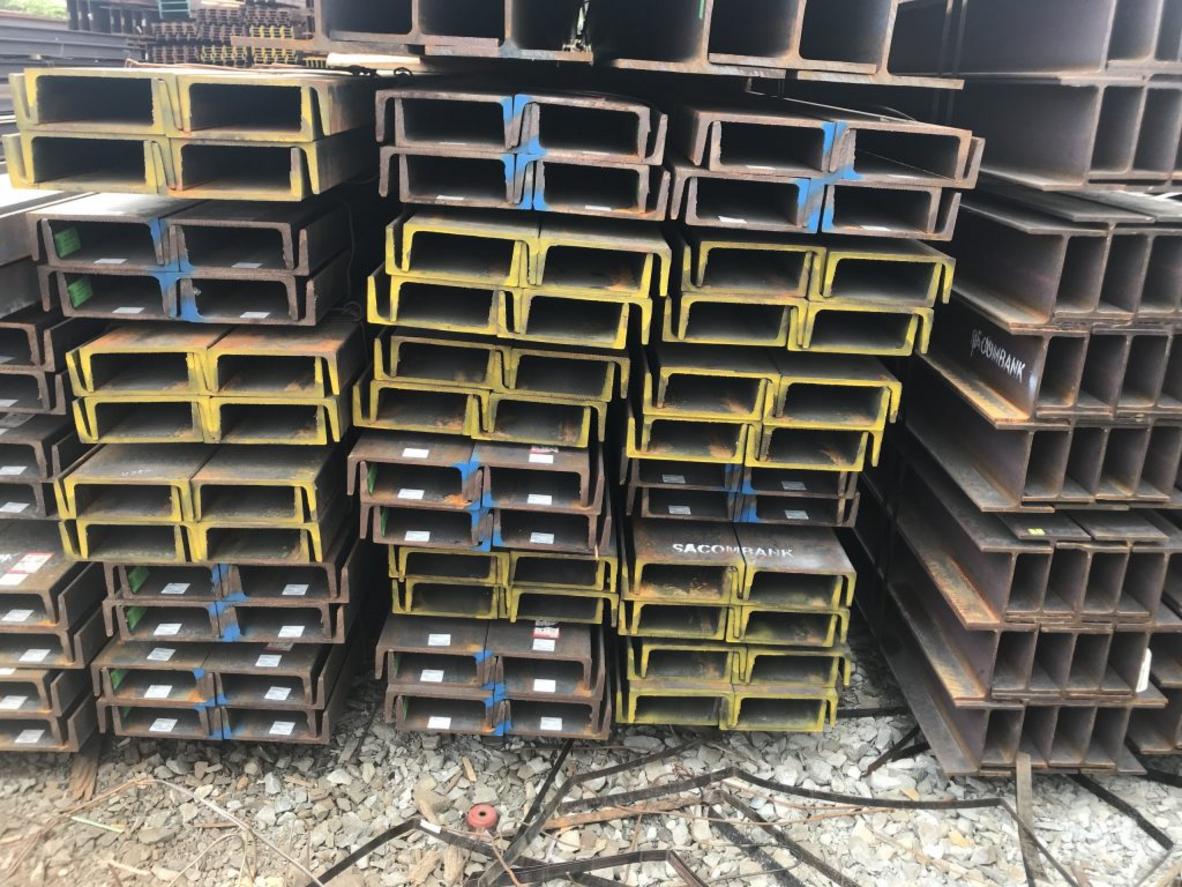 Kỹ sư kết cấu đang sử dụng bản vẽ và máy tính để tính toán lựa chọn size thép U cho dự án.