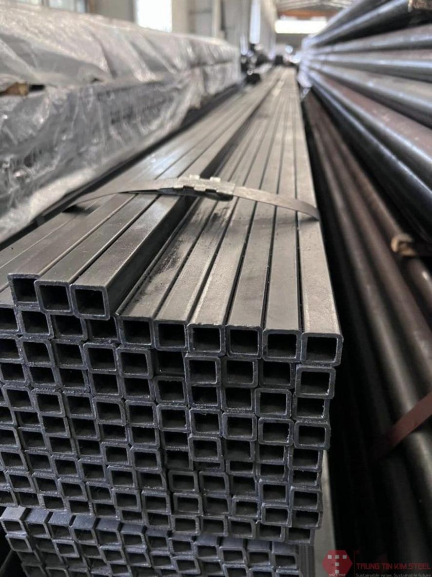 Kỹ sư Inox Hải Minh tư vấn cho khách hàng lựa chọn quy cách thép tối ưu theo bản vẽ.