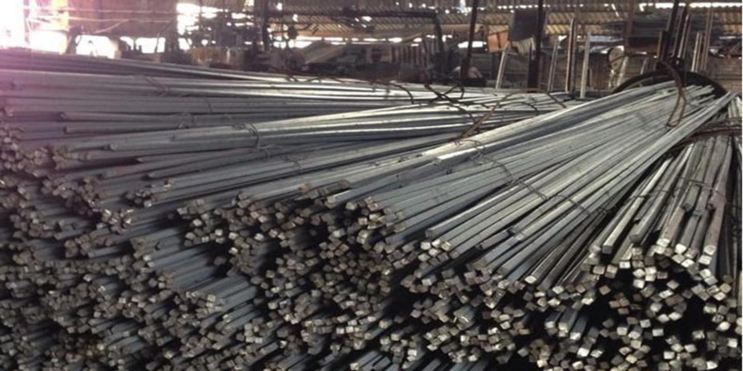 Thép Vuông Đặc 6X6 9 Kỹ sư đang tư vấn cho khách hàng dựa trên bản vẽ kỹ thuật và yêu cầu tải trọng.